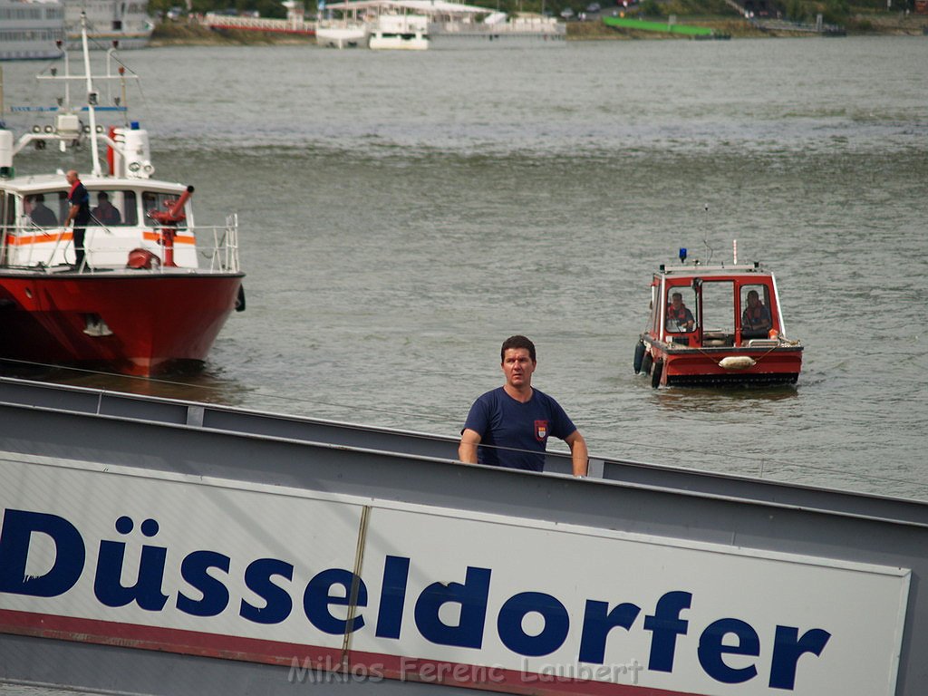 Uebung BF Koeln und DRLG Person im Rhein bei Koeln P770.JPG
